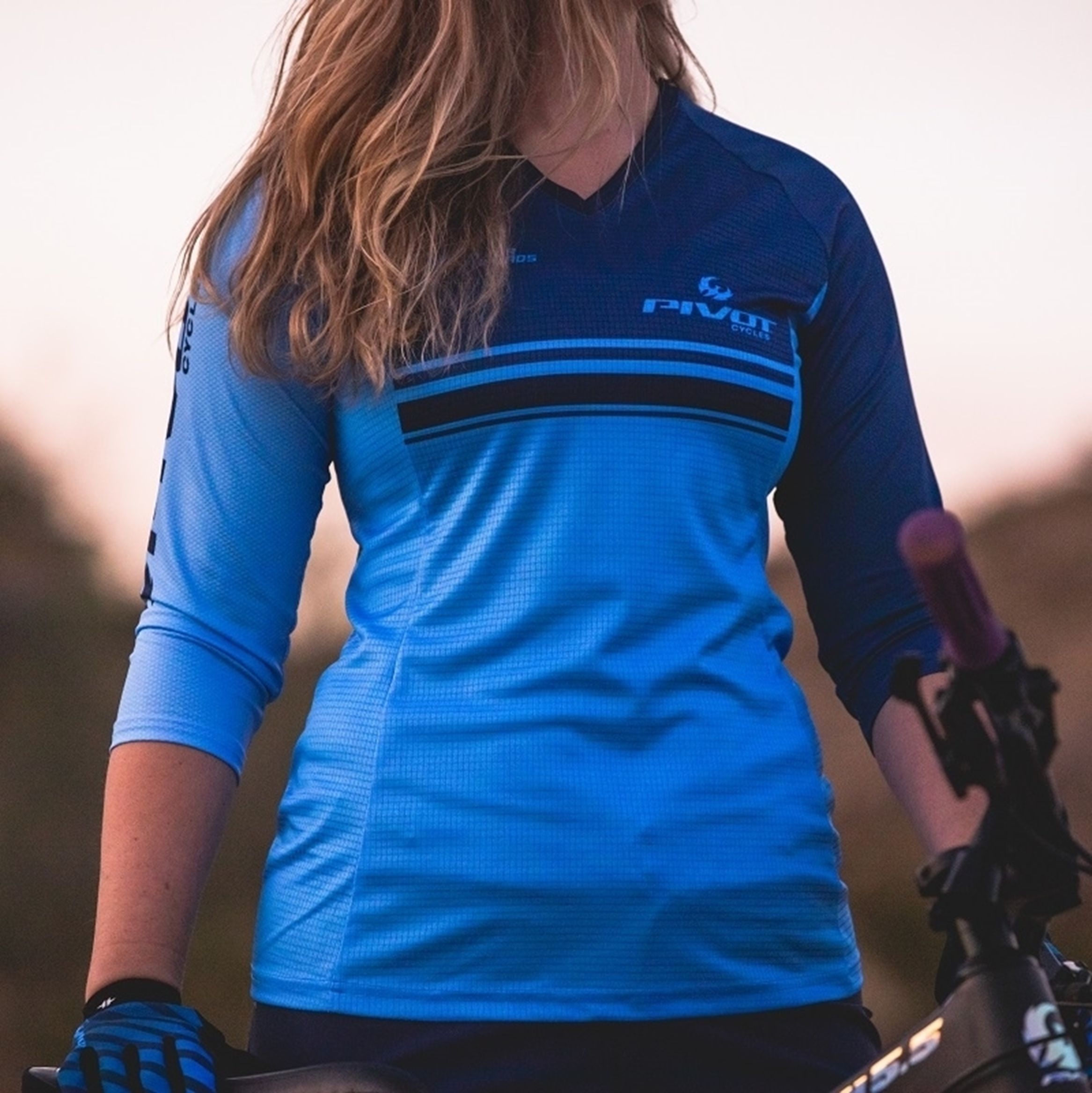 Download Hyperthreads 3/4 Sleeve DH Jersey - Women's | Pivot Cycles